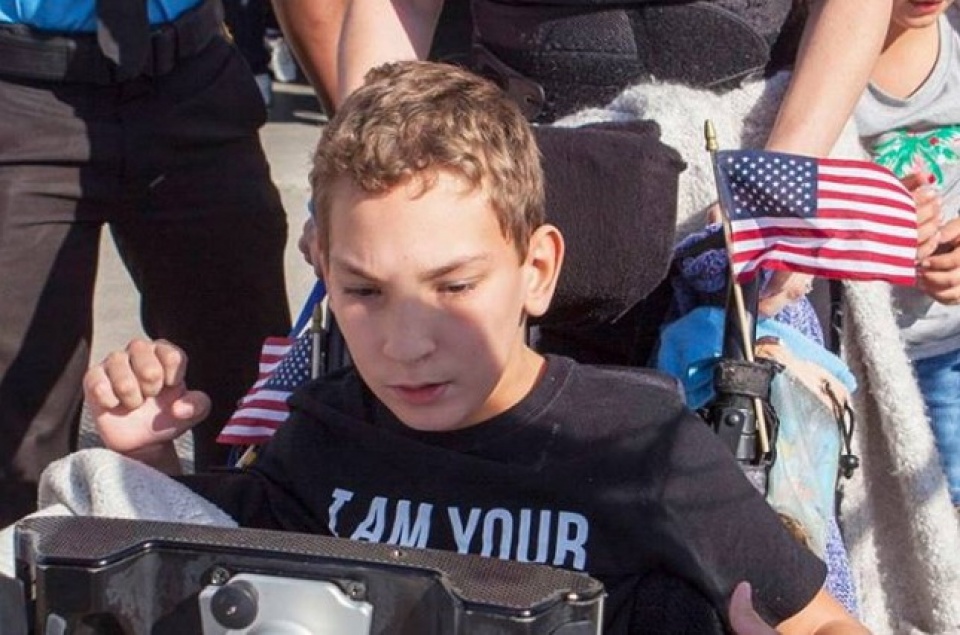 cau be khuyen tat bi ong trump duoi ra ngoai trong cuoc van dong