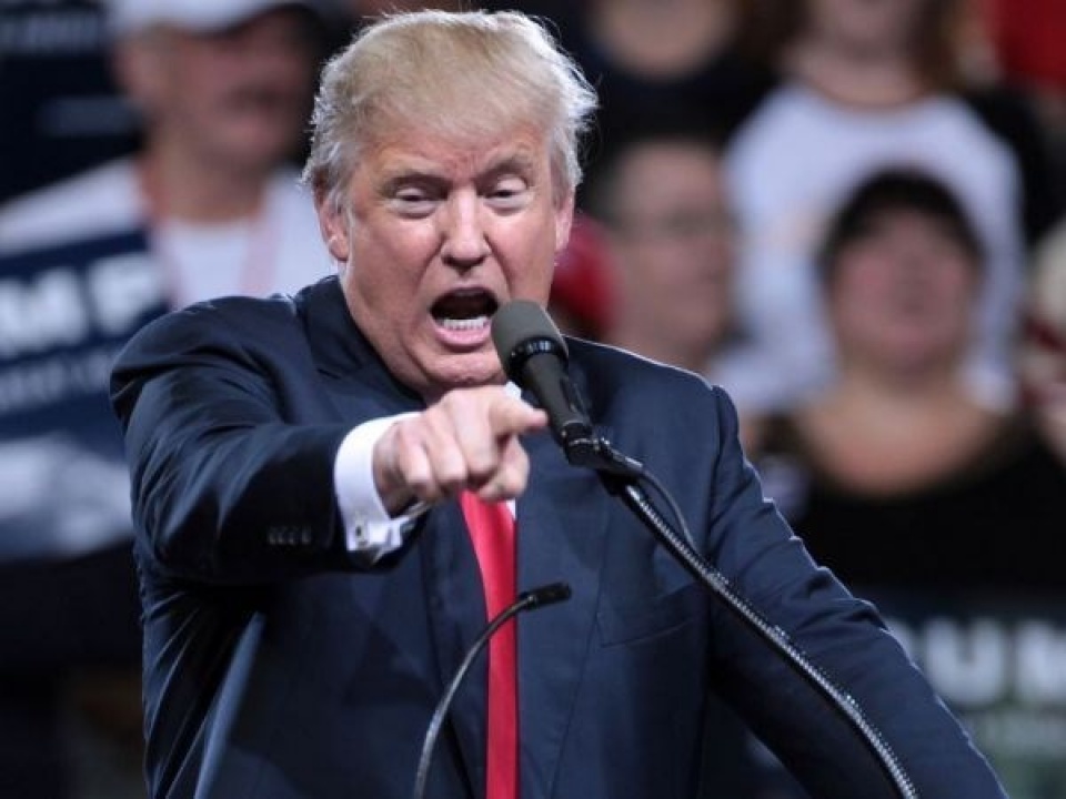 cau be khuyen tat bi ong trump duoi ra ngoai trong cuoc van dong