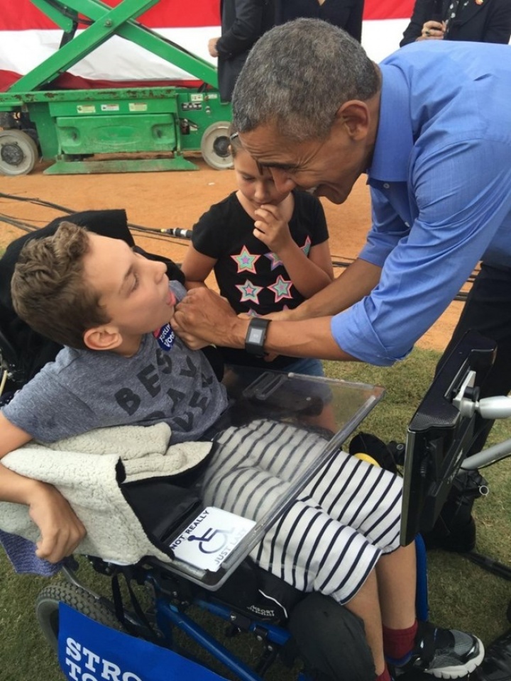 cau be khuyen tat bi ong trump duoi ra ngoai trong cuoc van dong