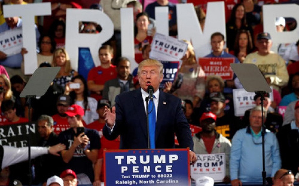 dieu gi se xay ra neu ong trump va ba clinton hoa nhau