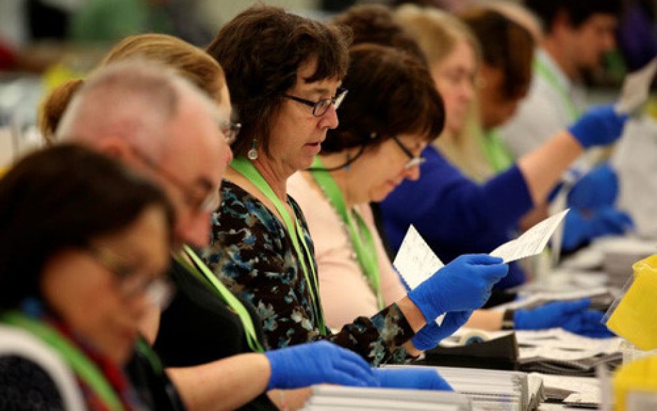 dieu gi se xay ra neu ong trump va ba clinton hoa nhau