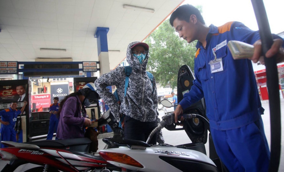 Giá xăng dầu đồng loạt giảm hơn 500 đồng/lít gia xang dau dong loat giam hon 500 donglit