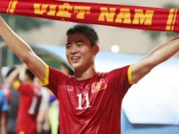 tien ve duy manh noi gi ve hanh dong cam quoc ky tren tuyet