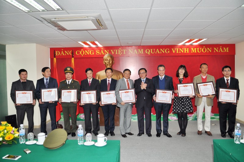 ban doi ngoai trung uong trao tang bang khen cho can bo ngoai giao