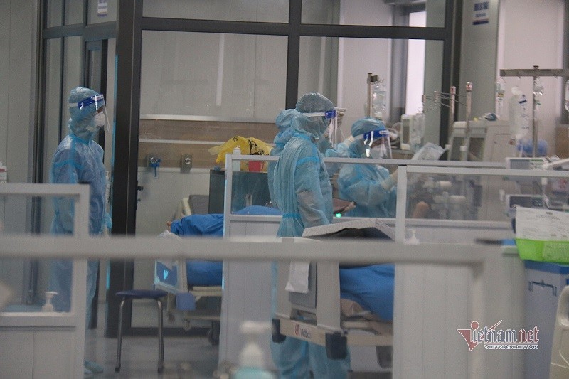 Chăm sóc, điều trị F0 nặng tại Bệnh viện điều trị người bệnh Covid-19. Sau khi khỏi Covid-19 và dần hồi phục, họ sẽ được chuyển sang đơn nguyên Phục hồi hậu Covid-19.