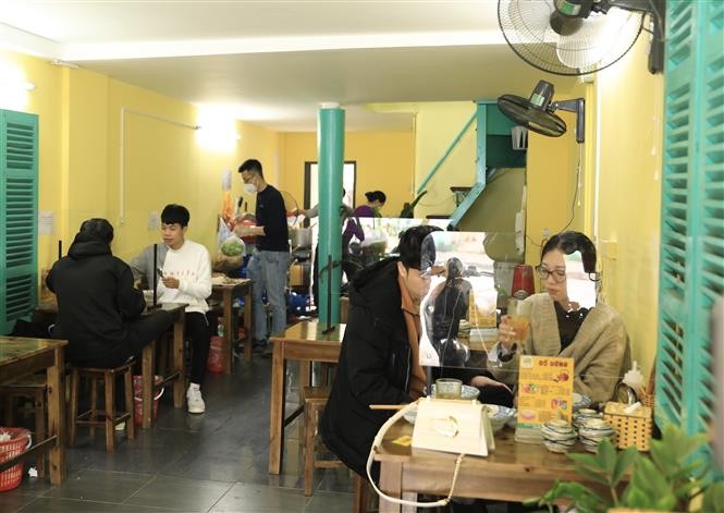 Covid-19: Từ 1/1/2022, quận Đống Đa cho phép các cửa hàng, cơ sở kinh doanh dịch vụ ăn uống trên địa bàn được bán hàng, phục vụ tại chỗ, đóng cửa trước 21h hàng ngày.