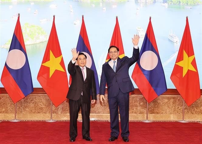 Thủ tướng Phạm Minh Chính và Thủ tướng Lào Phankham Viphavanh. (Nguồn: TTXVN)