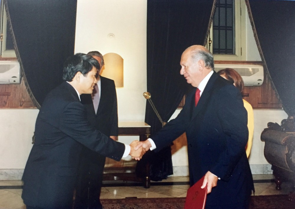 ĐẠI SỨ KỂ CHUYỆN. Ngoại giao là nghề quảng bá, chuông không chỉ phải vang xa mà còn phải sáng