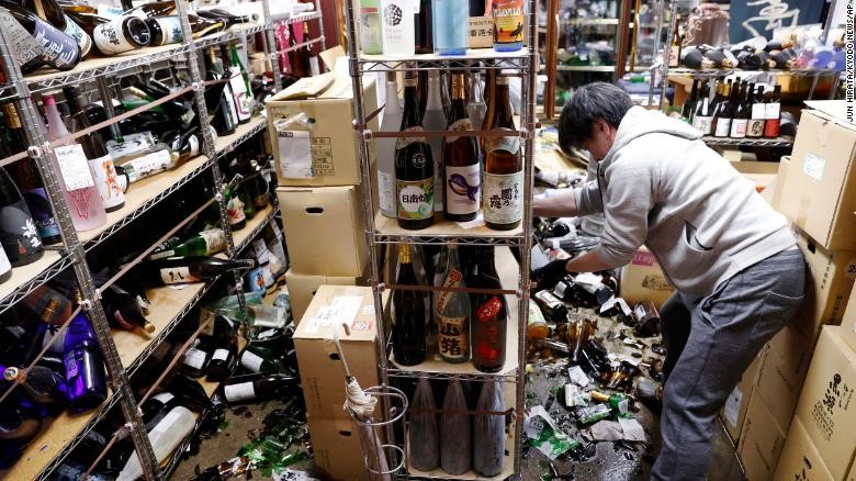 Động đất tại Nhật Bản: Hơn 100 người bị thương, chính phủ cảnh báo dư chấn mạnh, gần một triệu hộ dân mất điện