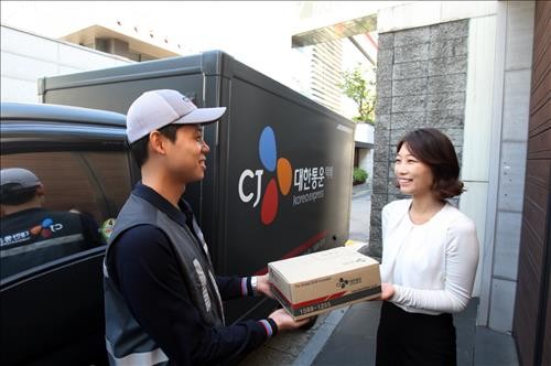 Do tác động của dịch Covid-19, mua hàng trực tuyến ở Hàn Quốc ngày càng phổ biến. (Nguồn: koreabizwire)