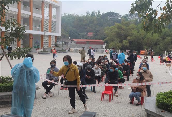 Nhiều người dân chờ đến lượt tiêm vaccine phòng Covid-19. (Nguồn: TTXVN)