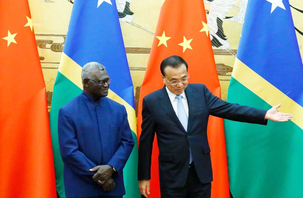 TThủ tướng Trung Quốc Lý Khắc Cường tiếp Thủ tướng Quần đảo Solomon Manasseh Sogavare vào năm 2019. (Nguồn: AFA)