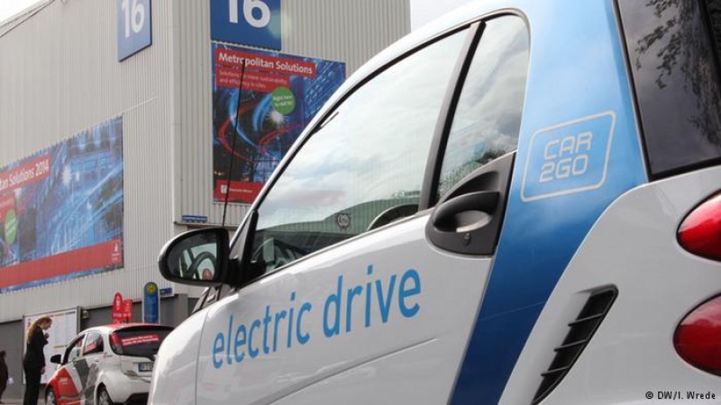 chau au van lan tan voi o to dien