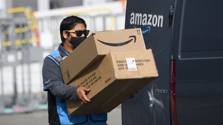 Lùm xùm về cản trở thành lập nghiệp đoàn, Amazon tăng lương sớm cho lao động. (Nguồn: CNBC)