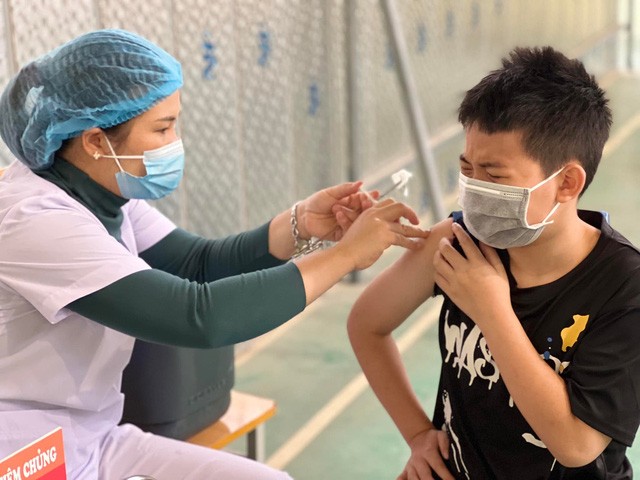 Trong ngày 17/4, có 15 trong tổng số 30 quận, huyện, thị xã tại Hà Nội đồng loạt tổ chức tiêm vaccine Covid-19 cho trẻ từ 5- 11 tuổi.