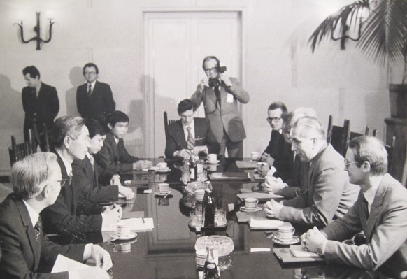 Bộ trưởng Ngoại giao Nguyễn Cơ Thạch và Bộ trưởng Ngoại giao Ba Lan Józef Czyrek hội đàm trong chuyến thăm của ông Thạch tới Ba Lan năm 1980. (Ảnh tư liệu)