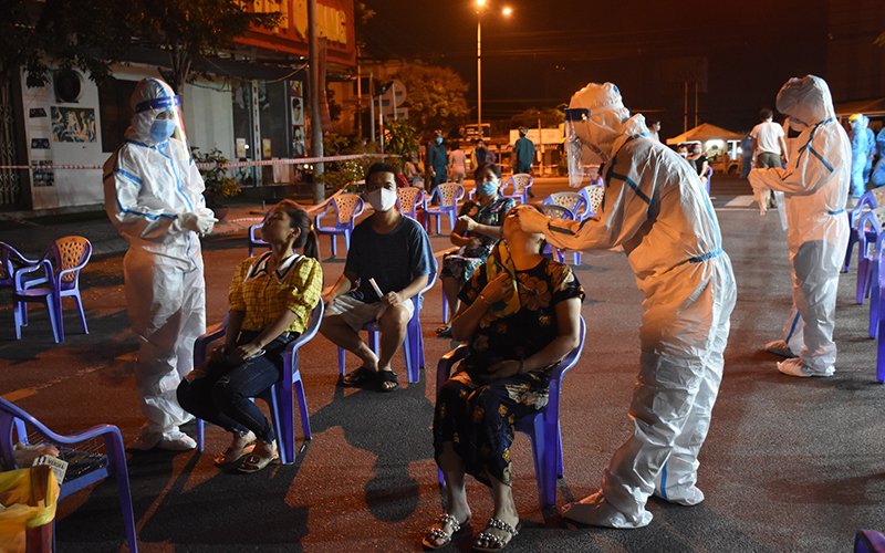 Lấy mẫu xét nghiệm Covid-19 xuyên đêm cho người dân sống quanh KCN An Đồn, Đà Nẵng. (Nguồn:Nhân dân) Lấy mẫu xét nghiệm Covid-19 xuyên đêm cho người dân sống quanh KCN An Đồn, Đà Nẵng. (Nguồn:Nhân dân)