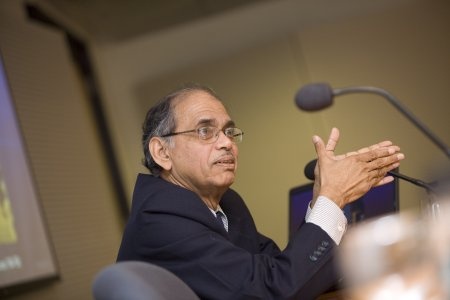 Nhà báo, Giáo sư Nayan Chanda 