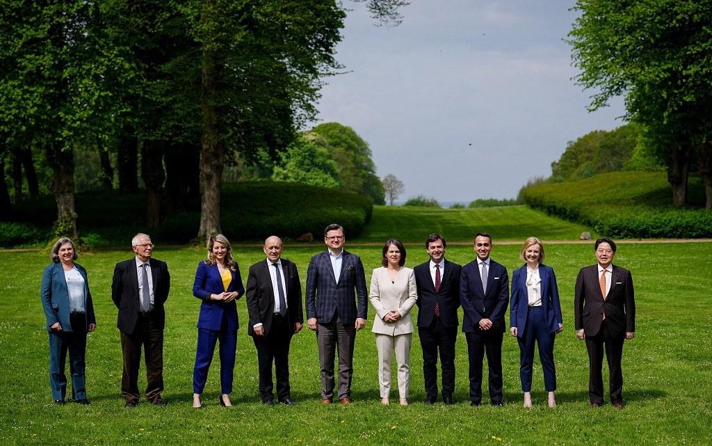 Các ngoại trưởng G7 cùng các ngoại trưởng Ukraine, Moldova và Đại diện Cấp cao Liên minh châu Âu (EU) về Chính sách Đối ngoại và An ninh Josep Borrell chụp ảnh tập thể tại Đức ngày 13/5. (Nguồn: Reuters)