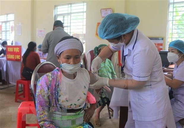 Health workers inject the third shot of COVID-19 vaccine for ethnic minority people in Thuong Thon, Ha Quang district, the northern province of Cao Bang. (Photo: VNA) Health workers inject the third shot of COVID-19 vaccine for ethnic minority people in Thuong Thon, Ha Quang district, the northern province of Cao Bang. (Photo: VNA)