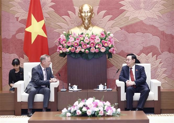 Chủ tịch Quốc hội Vương Đình Huệ tiếp Đại sứ Gareth Ward. (Nguồn: TTXVN) Chủ tịch Quốc hội Vương Đình Huệ tiếp Đại sứ Gareth Ward. (Nguồn: TTXVN)