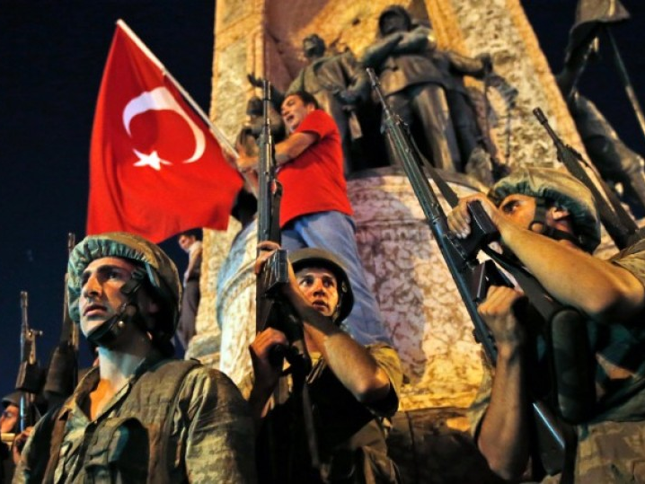 quan doi tho nhi ky tien hanh dao chinh