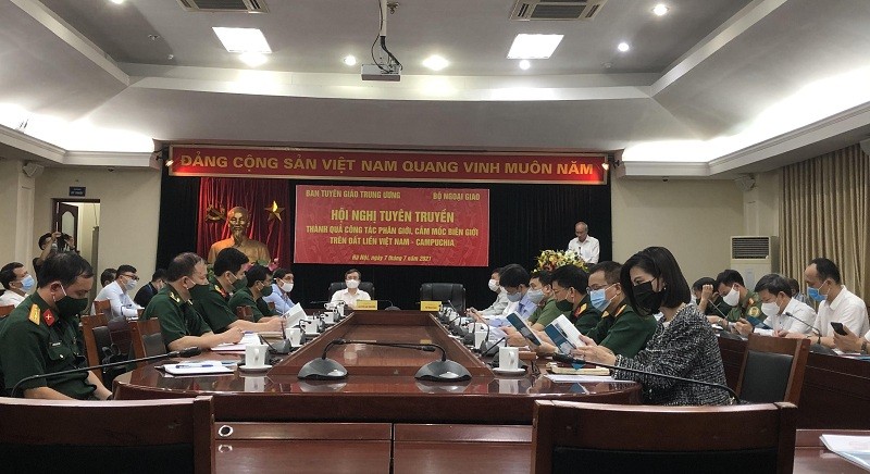 Các đại biểu tham Hội nghị về biên giới Việt Nam - Campuchia tại đầu cầu tại Ban Tuyên giáo Trung ương.