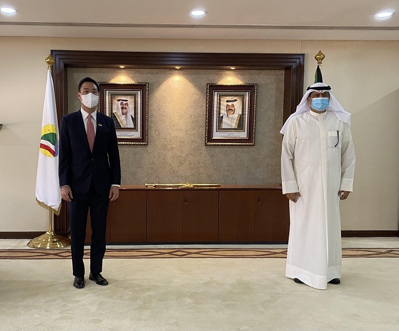 Đại sứ Ngô Toàn Thắng và Ngài tỉnh trưởng Ali Salem Al-Asfar cùng trao đổi ý tưởng kết nghĩa thành phố giữa tỉnh Hawally với các địa phương của Việt Nam. (Nguồn: ĐSQ Việt Nam tại Kuwait)