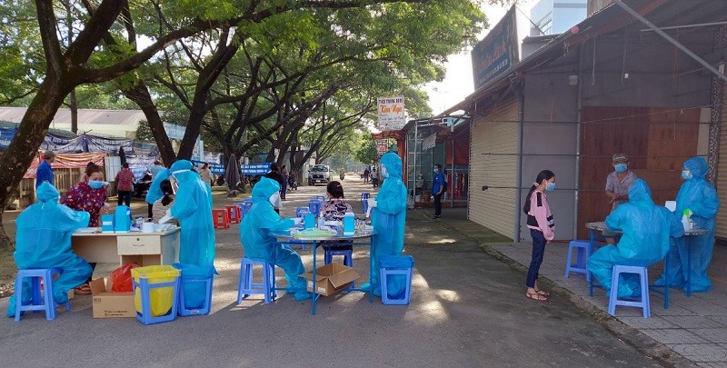 Lấy mẫu xét nghiệm Covid-19 cho người dân tỉnh Đồng Nai. (Nguồn: SK&ĐS)