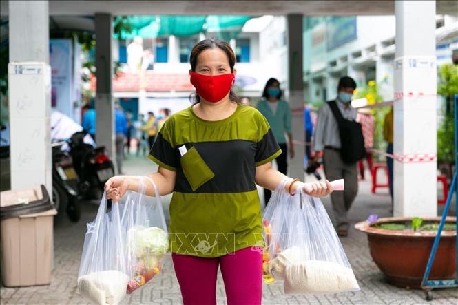 Người dân vui mừng khi nhận được thực phẩm hỗ trợ. Ảnh minh họa: Hồng Giang/TTXVN.