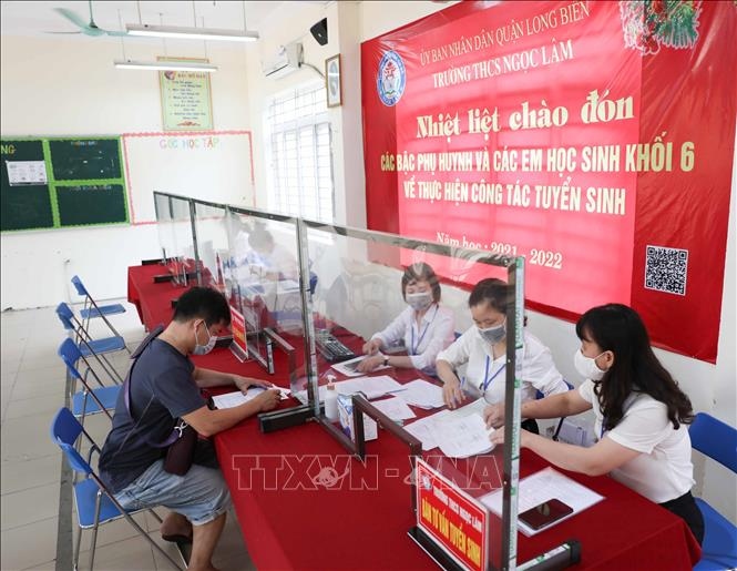 Trường THCS Ngọc Lâm (quận Long Biên) thay đổi hình thức tuyển sinh trực tiếp sang trực tuyến để phụ huynh có thể thực hiện tại nhà mọi thủ tục đăng ký nhập học cho con. (Nguồn: TTXVN)