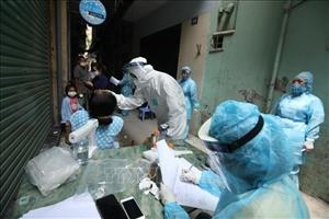 Nhân viên y tế quận Đống Đa, Hà Nội lấy mẫu xét nghiệm Covid-19 cho các trường hợp liên quan đến ca dương tính với SARS-CoV-2 tại phường Thổ Quan.