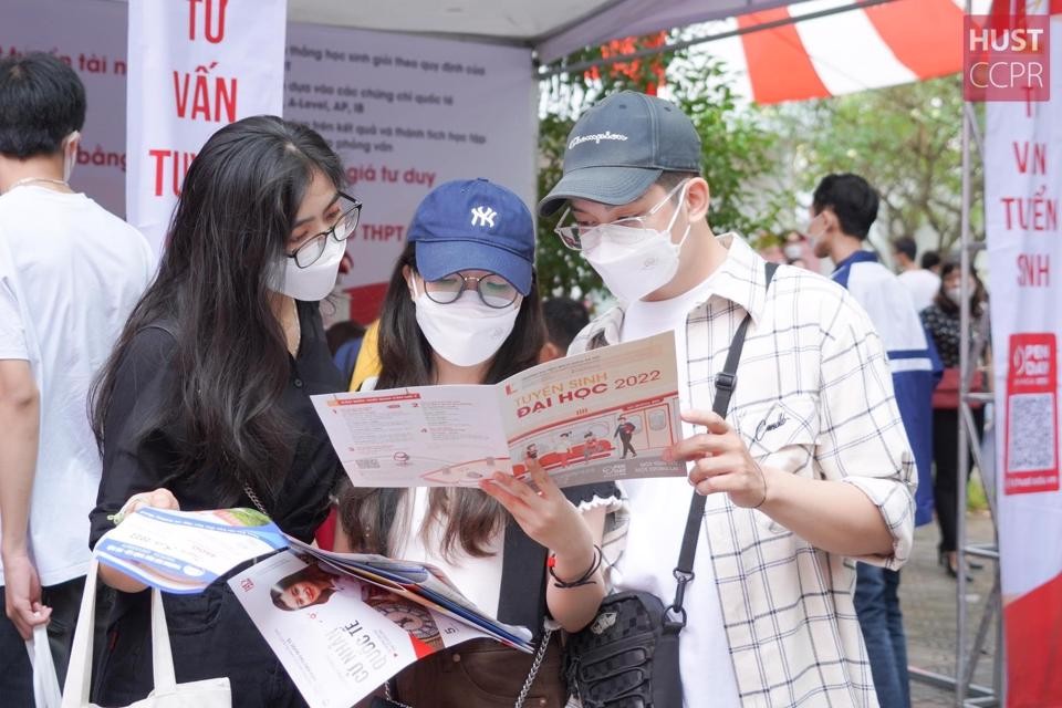 Học sinh tham dự ngày hội tư vấn tuyển sinh đại học 2022. (Nguồn: Kinh tế & Đô thị)