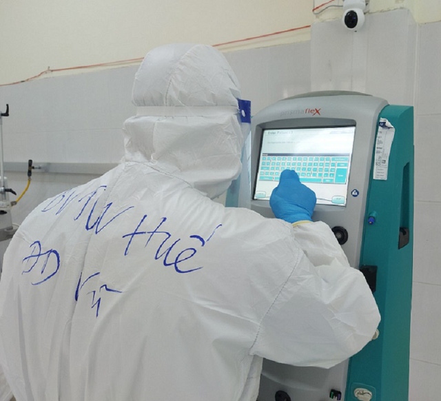 Điều dưỡng Khu ICU điều trị bệnh nhân Covid-19 khởi động máy lọc máu