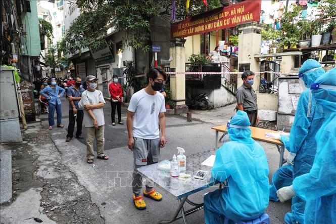 Người dân phường Văn Chương xếp hàng đăng ký xét nghiệm Covid-19. (Nguồn: TTXVN) Người dân phường Văn Chương xếp hàng đăng ký xét nghiệm Covid-19. (Nguồn: TTXVN)