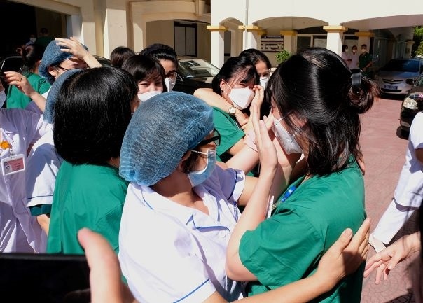 Các đồng nghiệp của Bệnh viện Phụ sản TW không giấu được xúc động động viên nhau trước khi lên đường vào TP Hồ Chí Minh và các tỉnh phía Nam chống dịch Covid-19. (Nguồn: SK&ĐS)