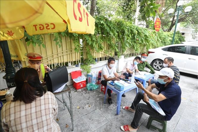 Lực lượng chức năng xử phạt người và phương tiện vi phạm. 