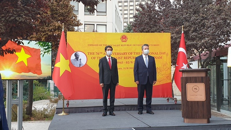 khách danh dự chính của buổi lễ là Thứ trưởng Ngoại giao Thổ Nhĩ Kỳ, Đại sứ Sedat Onal (bên phải).