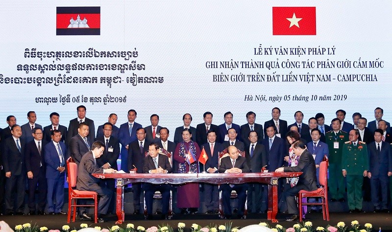 Ủy viên Bộ Chính trị, Thủ tướng Chính phủ Nguyễn Xuân Phúc và Thủ tướng Vương quốc Campuchia Samdech Techo Hun Sen chứng kiến Lễ ký Nghị định thư Phân giới cắm mốc biên giới đất liền giữa nước Cộng hoà xã hội chủ nghĩa Việt Nam và Vương quốc Campuchia, ngày 5/10/2019. (Nguồn: TTXVN) Ủy viên Bộ Chính trị, Thủ tướng Chính phủ Nguyễn Xuân Phúc và Thủ tướng Vương quốc Campuchia Samdech Techo Hun Sen chứng kiến Lễ ký Nghị định thư Phân giới cắm mốc biên giới đất liền giữa nước Cộng hoà xã hội chủ nghĩa Việt Nam và Vương quốc Campuchia, ngày 5/10/2019. (Nguồn: TTXVN)