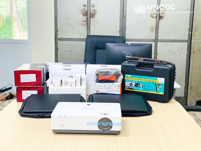UNODC hỗ trợ văn phòng BLO Cao Bằng thiết bị hỗ trợ điều tra như bộ thử ma túy và tiền chất, ống nhòm ngày và đêm, thiết bị định vị GPS. ( Nguồn: CAND)