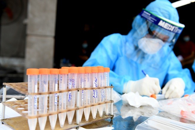 Hoạt động lấy mẫu xét nghiệm Covid-19. (Nguồn: Dân trí)