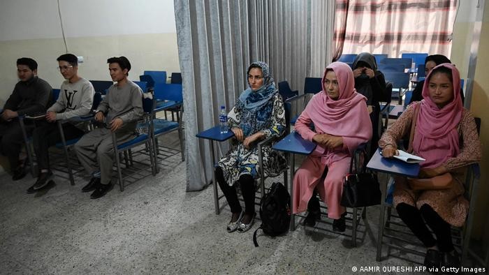 Tấm rèm ngăn cách sinh viên nam và nữ trong một giảng đường đại học ở Kabul. (Nguồn: DW)