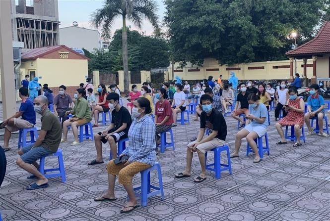 Người dân phường Việt Hưng (Long Biên, Hà Nội) chờ lấy mẫu xét nghiệm. (Nguồn: TTXVN)