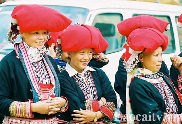 Vẻ đẹp rực rỡ của khăn áo phụ nữ Dao đỏ Phìn Ngan, huyện Bát Xát. (Nguồn: laocaitv)