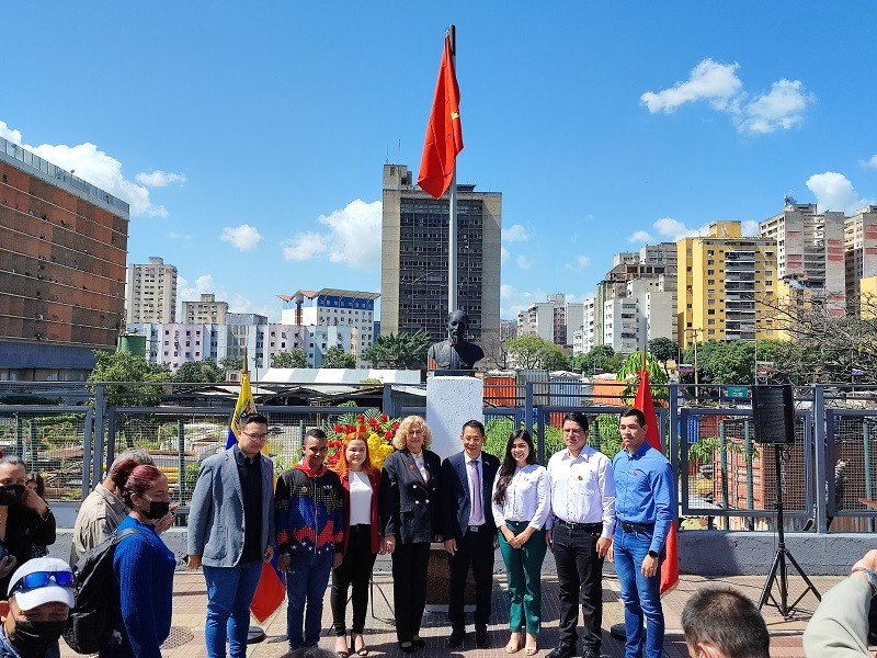 Đại sứ quán Việt Nam tại Venezuela tổ chức trọng thể Lễ dâng hoa tại Tượng đài Hồ Chí Minh