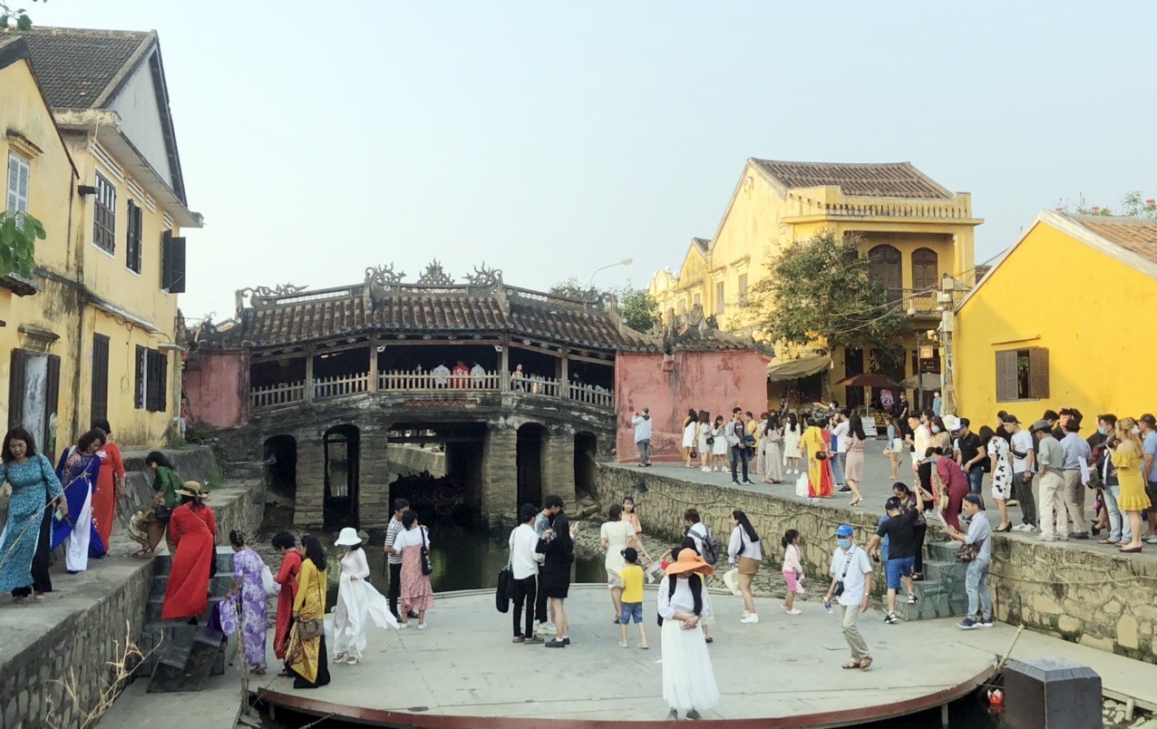 Du khách nước ngoài tham quan phố cổ Hội An. (Nguồn: baoquangnam)