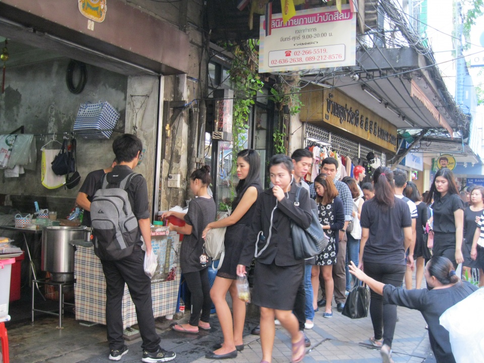 nguoi dan thai lan dong loat mac do den vinh biet nha vua