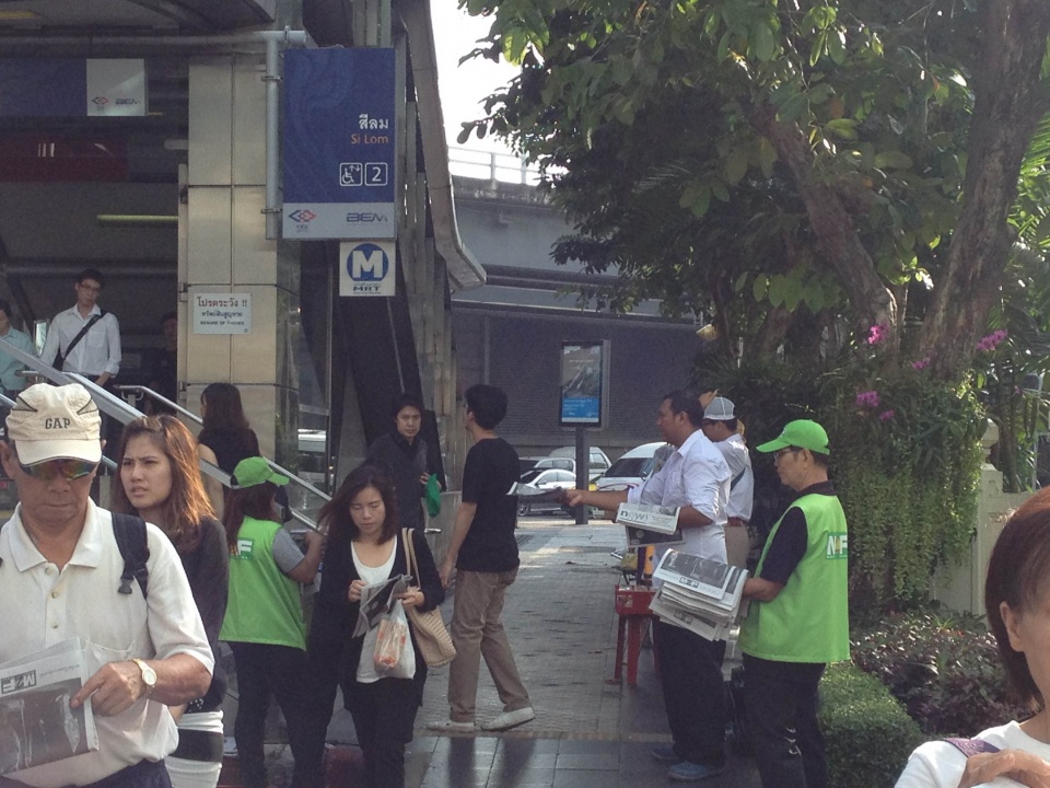 nguoi dan thai lan dong loat mac do den vinh biet nha vua