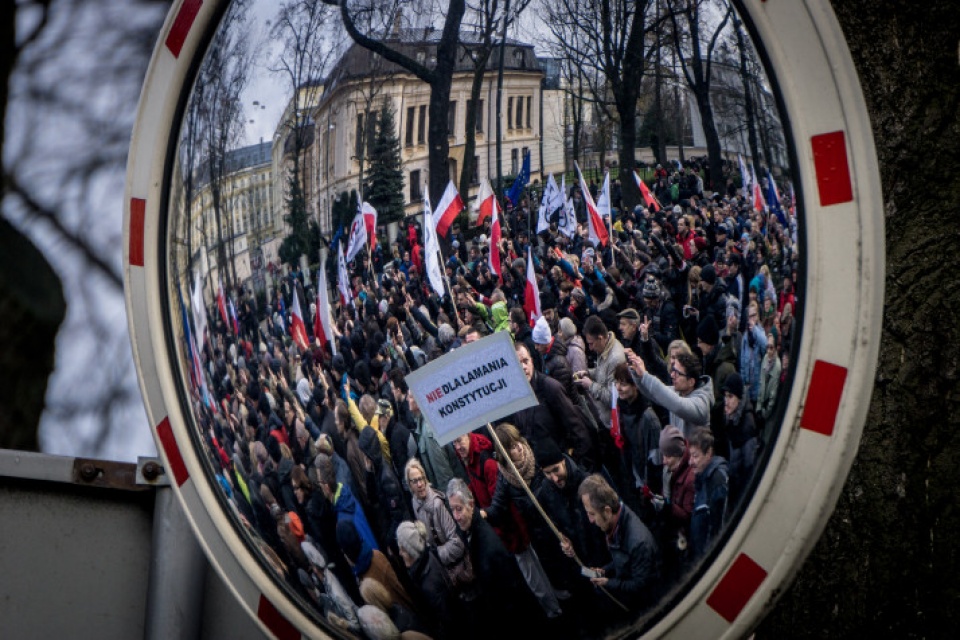 xu huong cuc doan gia tang trong gioi tre o trung au