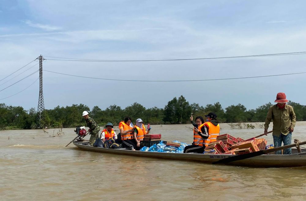 Ấm tình người mùa bão lũ ở miền Trung